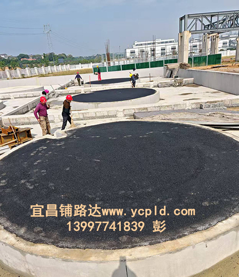 化工廠罐體底座瀝青攤鋪，罐